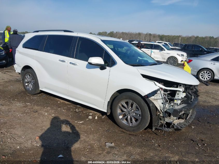 2022 Toyota Sienna Xle