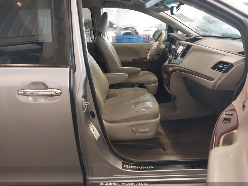 2013 Toyota Sienna Xle V6 8 Passenger