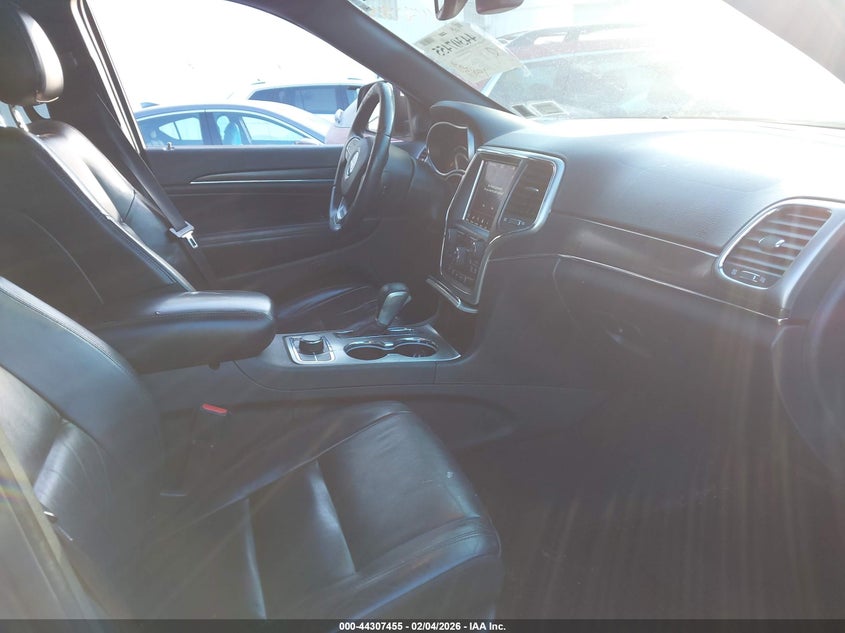 VIN 1C4RJFBG8JC216082 2018 JEEP GRAND CHEROKEE LIMITED 4X4