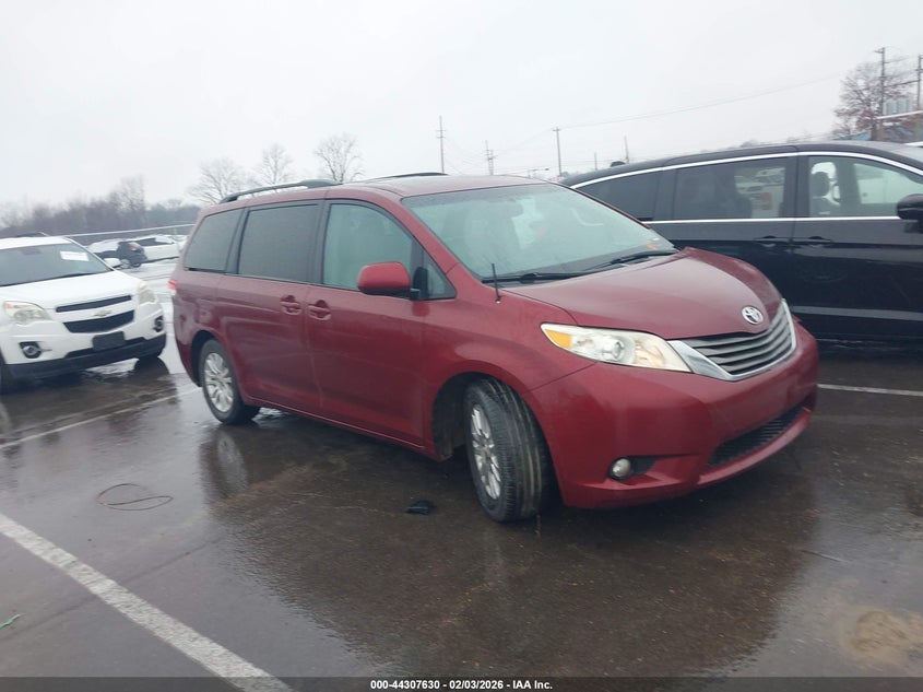 2013 Toyota Sienna Xle V6 8 Passenger