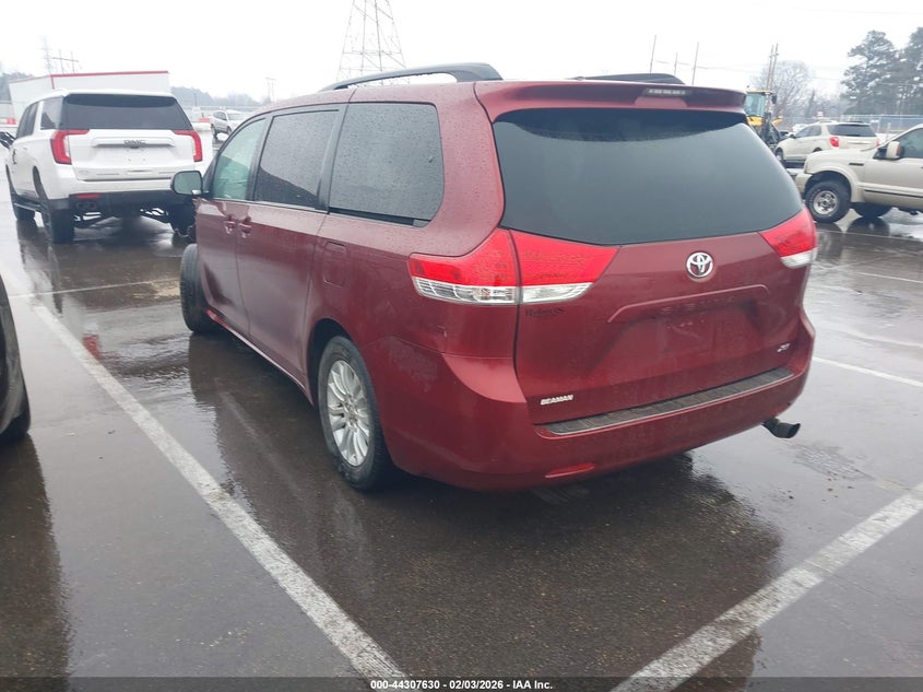 2013 Toyota Sienna Xle V6 8 Passenger