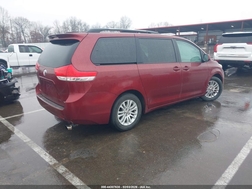 2013 Toyota Sienna Xle V6 8 Passenger