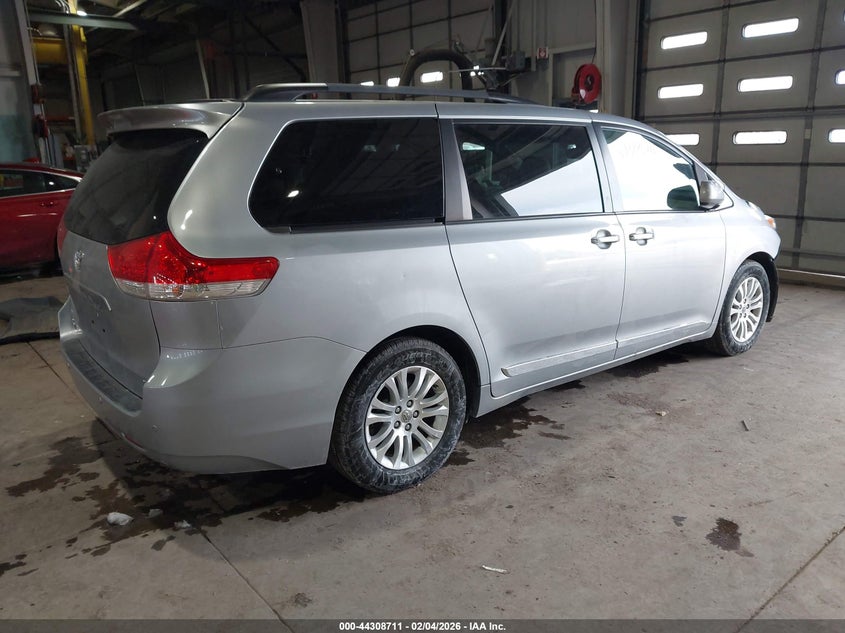 2014 Toyota Sienna Xle V6 8 Passenger