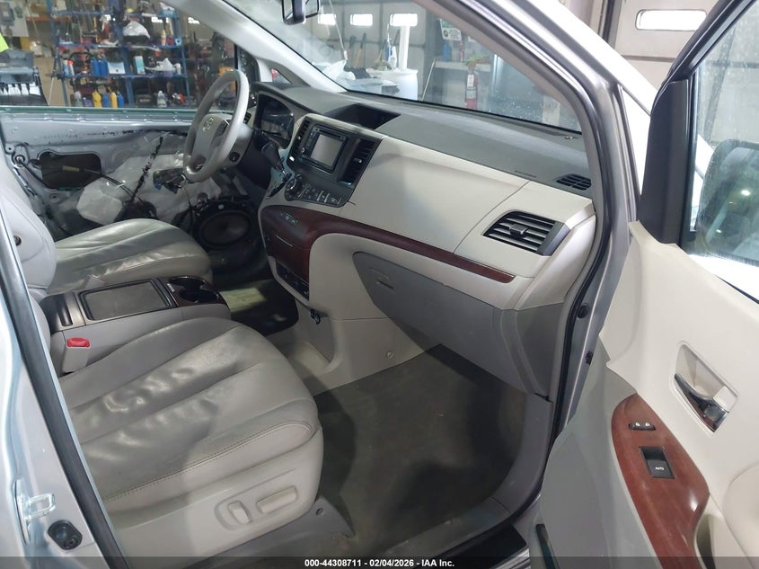 2014 Toyota Sienna Xle V6 8 Passenger