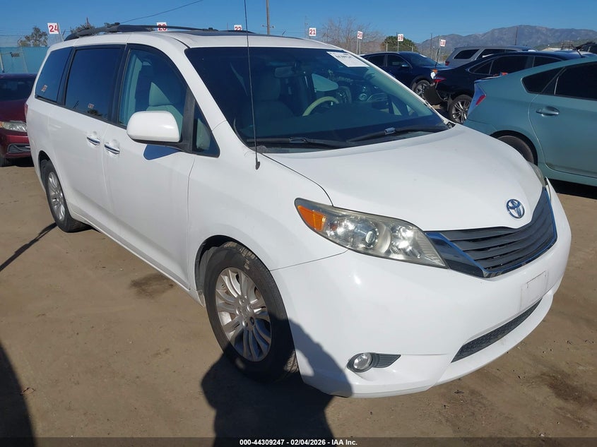 5TDYK3DCXDS364741 2013 Toyota Sienna Xle V6 8 Passenger auction photo 1