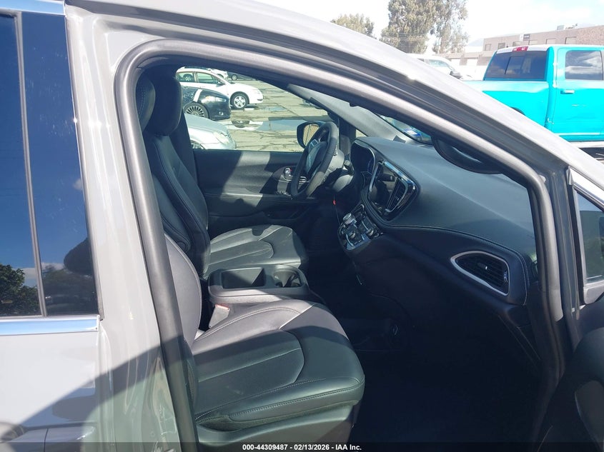 2025 Chrysler Pacifica Hybrid Select