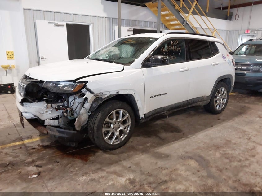 2023 Jeep Compass Latitude Lux Fwd