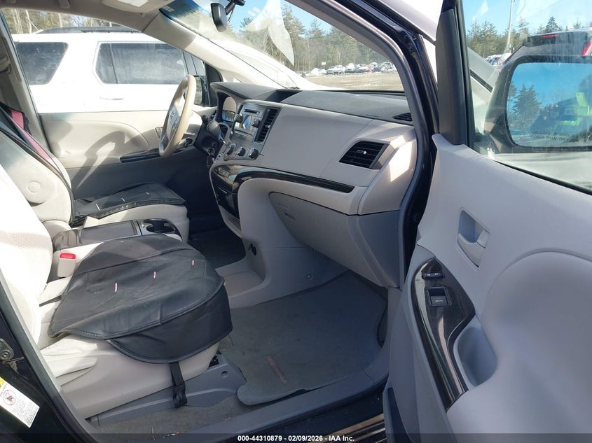 2012 Toyota Sienna Le V6 8 Passenger