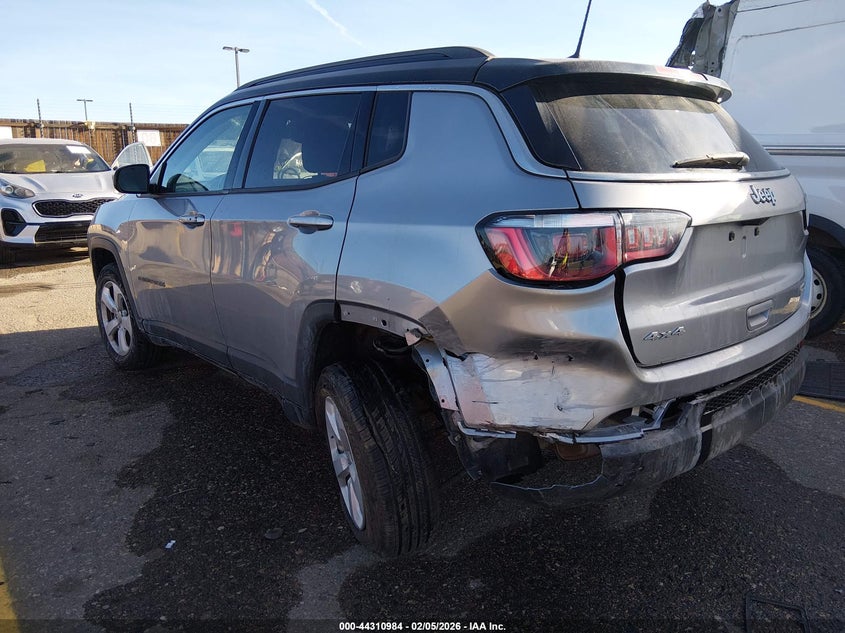 3C4NJDBB9JT168345 2018 Jeep Compass 2.4 Latitude 4X4 grey