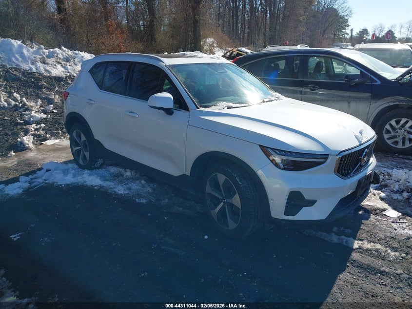 2025 Volvo Xc40 B5 Plus Bright Theme