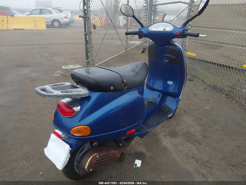 2005 VESPA M198F auction photo 4