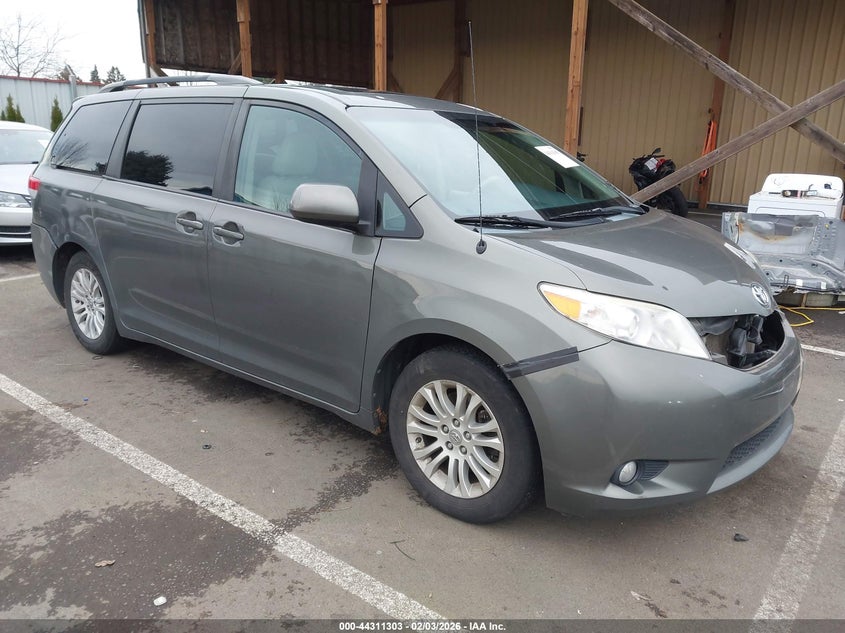 2013 Toyota Sienna Xle V6 8 Passenger