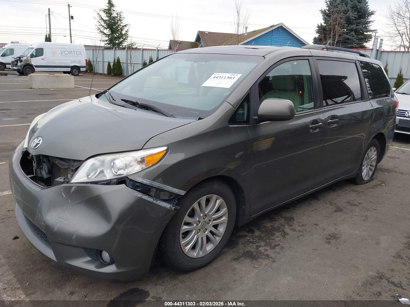 2013 Toyota Sienna Xle V6 8 Passenger