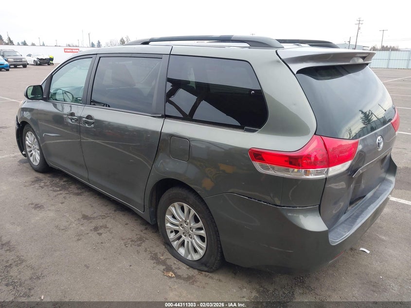 2013 Toyota Sienna Xle V6 8 Passenger
