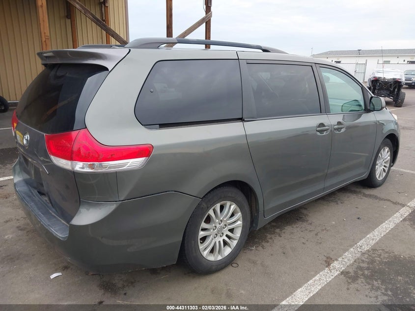 2013 Toyota Sienna Xle V6 8 Passenger
