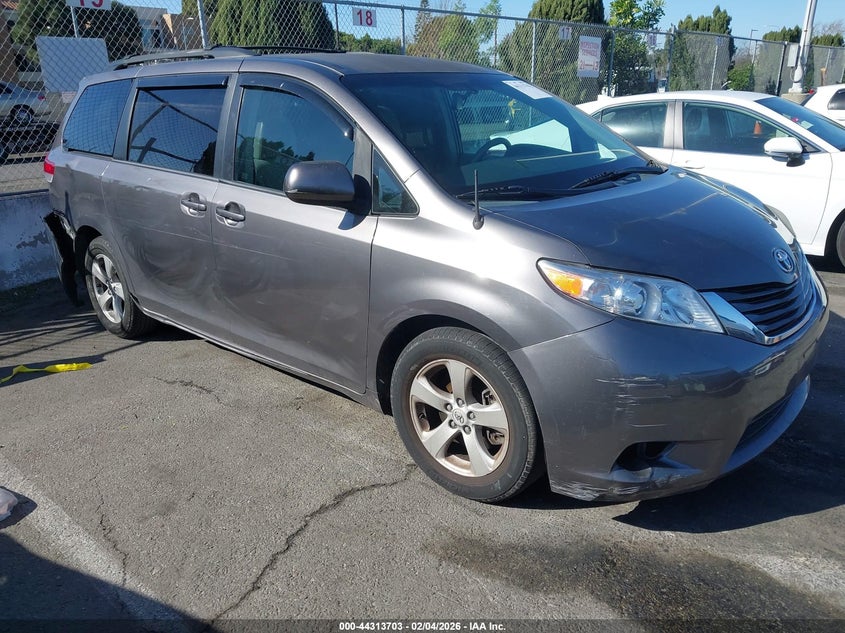 2013 Toyota Sienna Le V6 8 Passenger