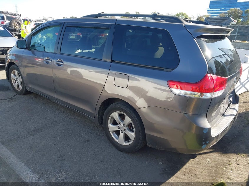 2013 Toyota Sienna Le V6 8 Passenger