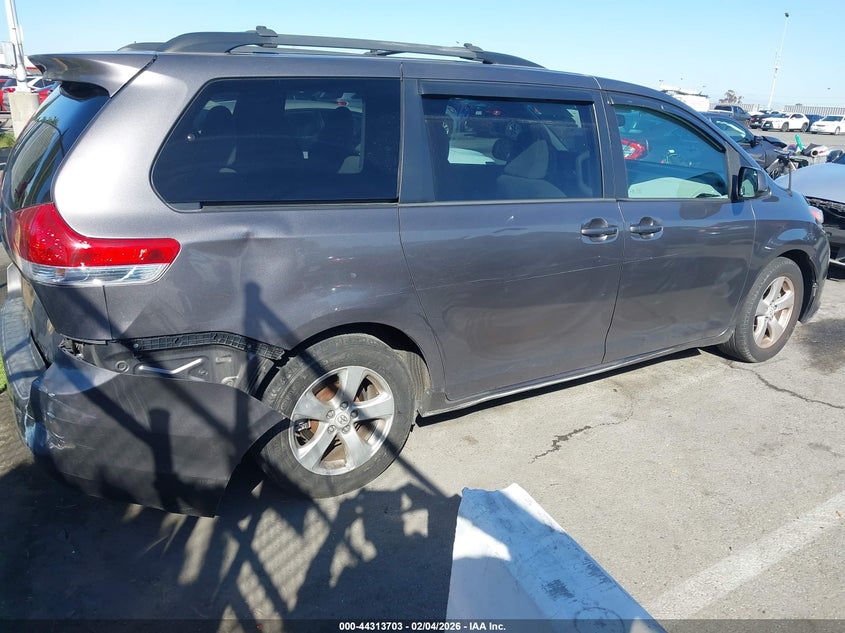 2013 Toyota Sienna Le V6 8 Passenger