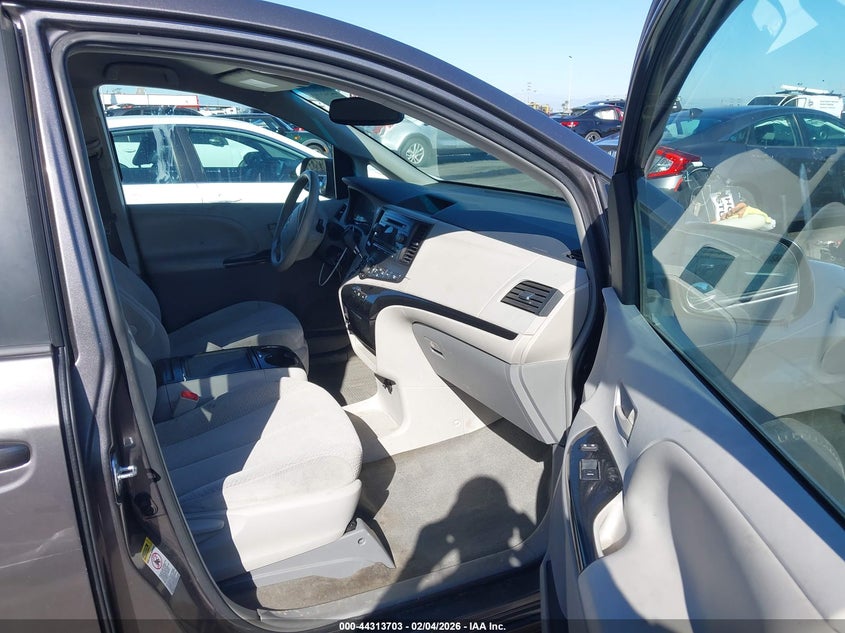 2013 Toyota Sienna Le V6 8 Passenger