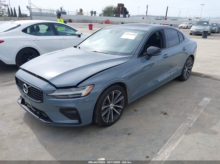 2022 Volvo S60 B5 Inscription/B5 Momentum