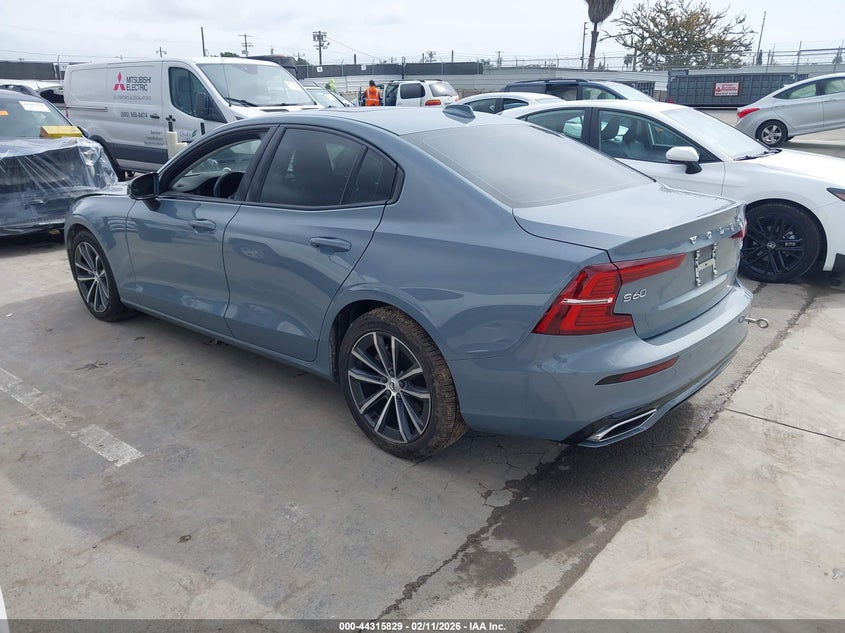 2022 Volvo S60 B5 Inscription/B5 Momentum