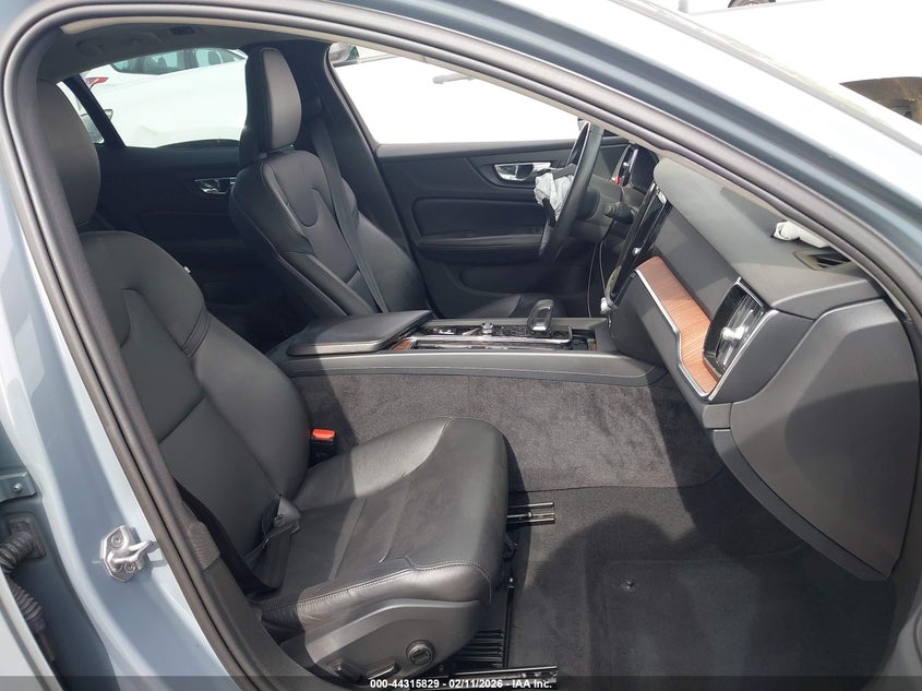 2022 Volvo S60 B5 Inscription/B5 Momentum