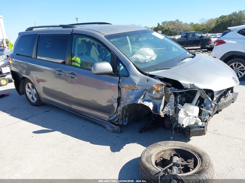 2013 Toyota Sienna Le V6 8 Passenger