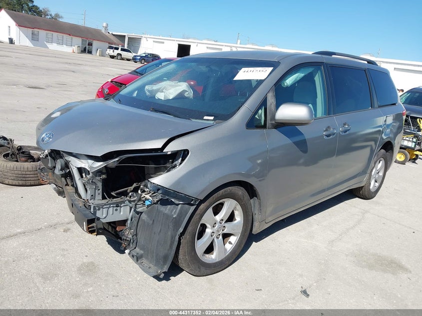 2013 Toyota Sienna Le V6 8 Passenger