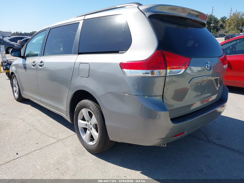 2013 Toyota Sienna Le V6 8 Passenger