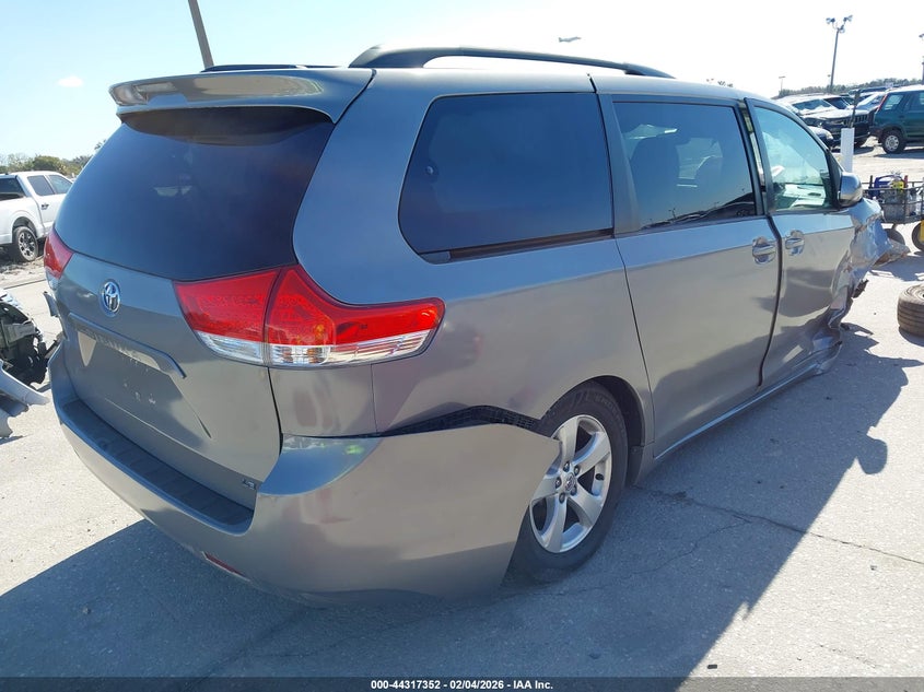 2013 Toyota Sienna Le V6 8 Passenger