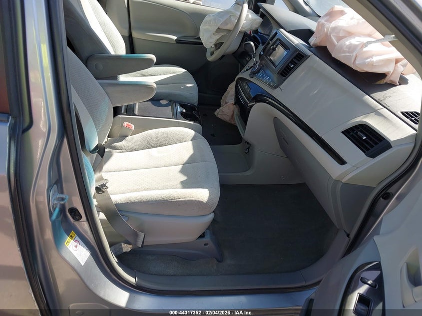 2013 Toyota Sienna Le V6 8 Passenger