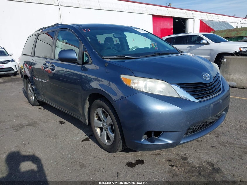 2013 Toyota Sienna Le V6 8 Passenger