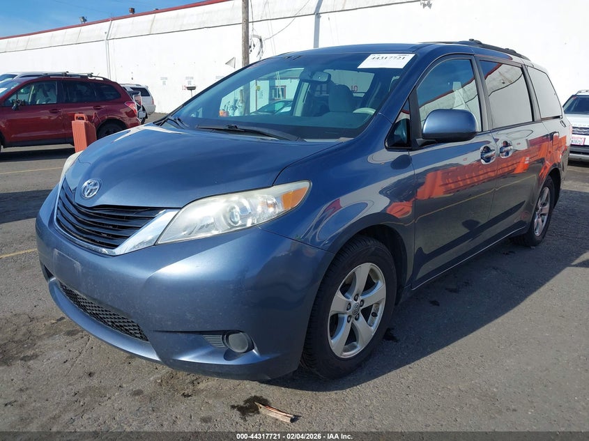 2013 Toyota Sienna Le V6 8 Passenger