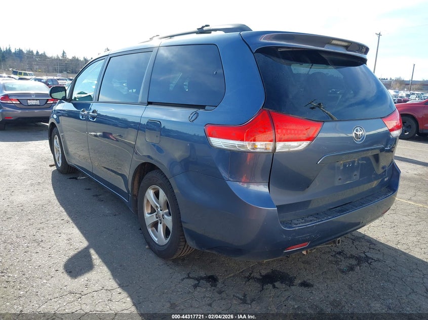 2013 Toyota Sienna Le V6 8 Passenger