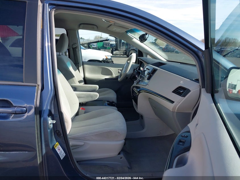 2013 Toyota Sienna Le V6 8 Passenger