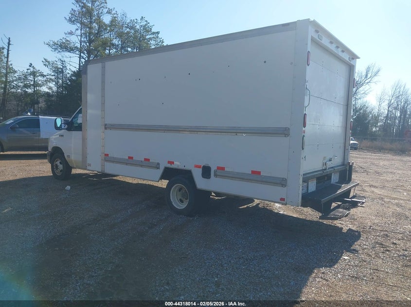 2010 Ford E-350 Cutaway