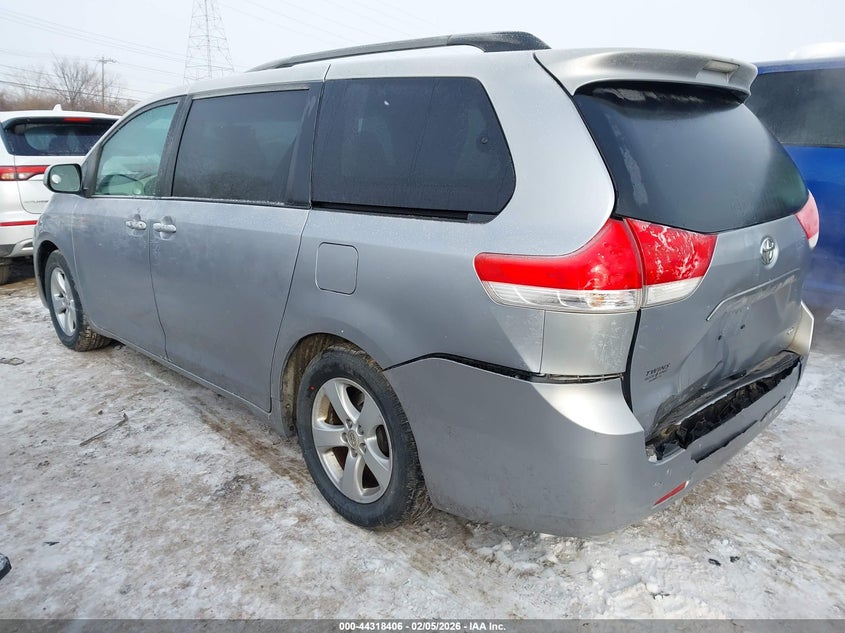 2012 Toyota Sienna Le V6 8 Passenger