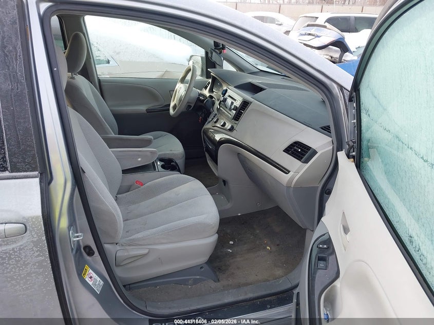 2012 Toyota Sienna Le V6 8 Passenger