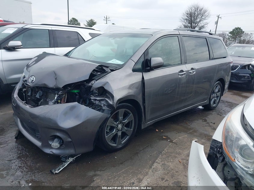 2017 Toyota Sienna Se Premium 8 Passenger