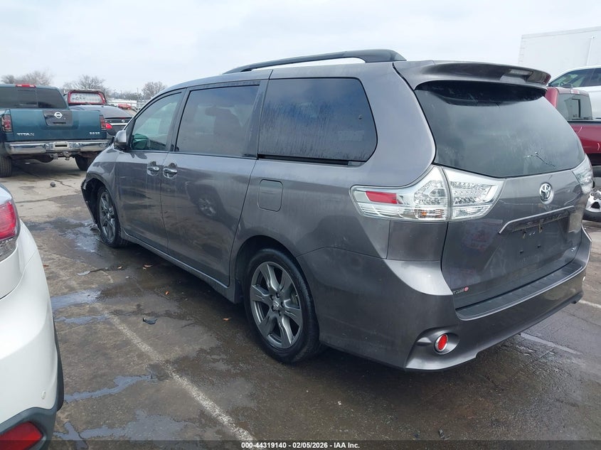 2017 Toyota Sienna Se Premium 8 Passenger