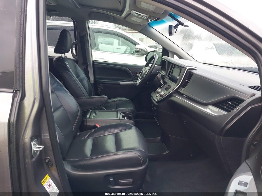2017 Toyota Sienna Se Premium 8 Passenger