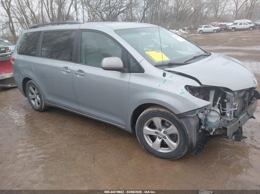 2014 Toyota Sienna Le V6 8 Passenger