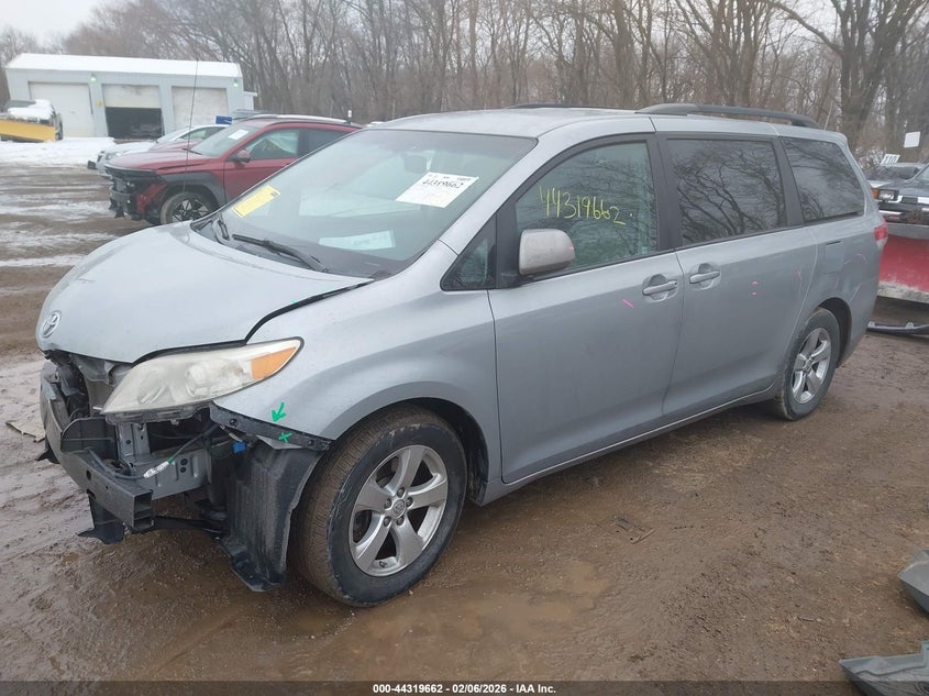 2014 Toyota Sienna Le V6 8 Passenger