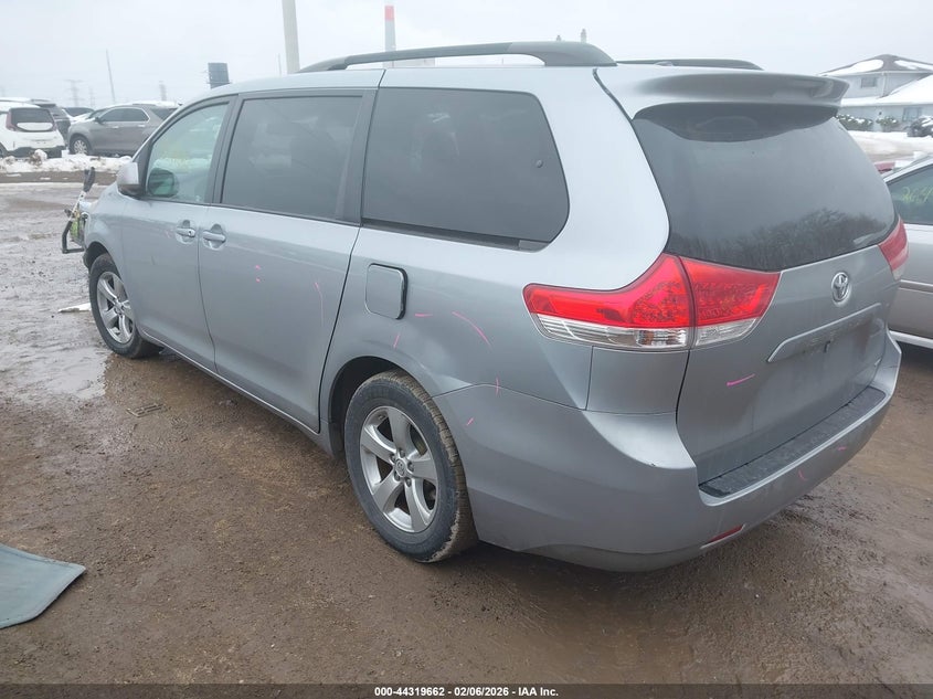 2014 Toyota Sienna Le V6 8 Passenger