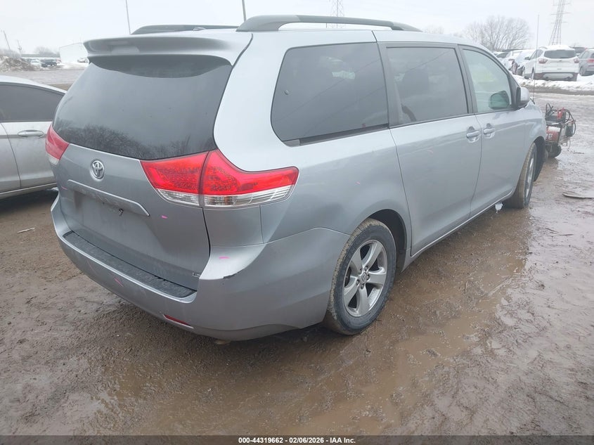 2014 Toyota Sienna Le V6 8 Passenger