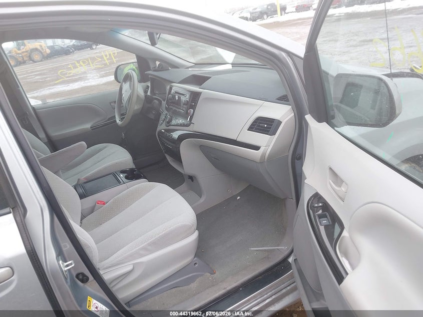 2014 Toyota Sienna Le V6 8 Passenger