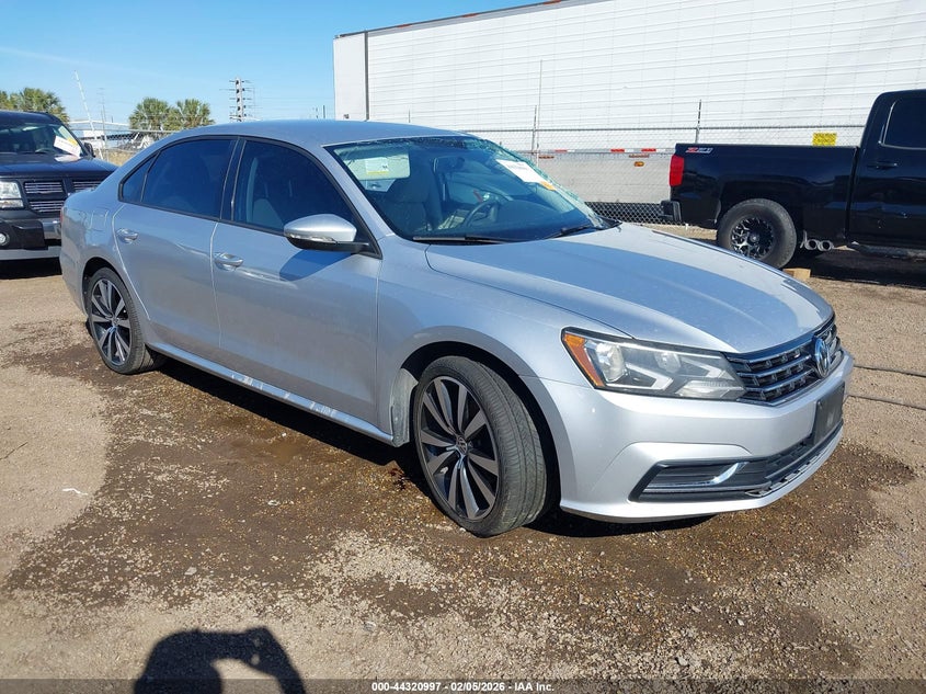 2018 Volkswagen Passat 2.0T R-Line/2.0T S