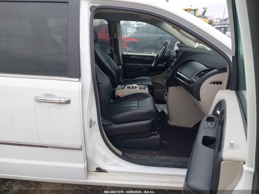 2016 Chrysler Town & Country Touring