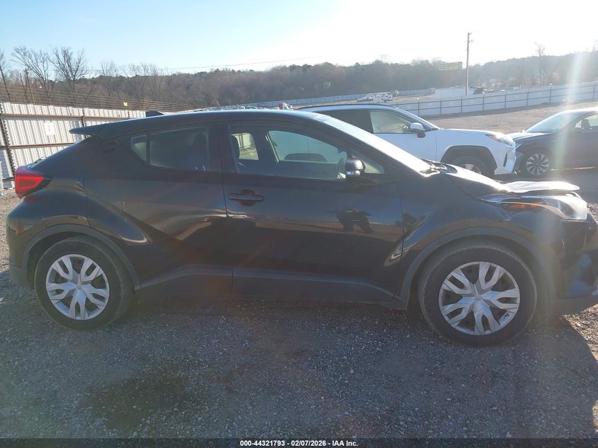 TOYOTA C-HR - zdjęcie 13