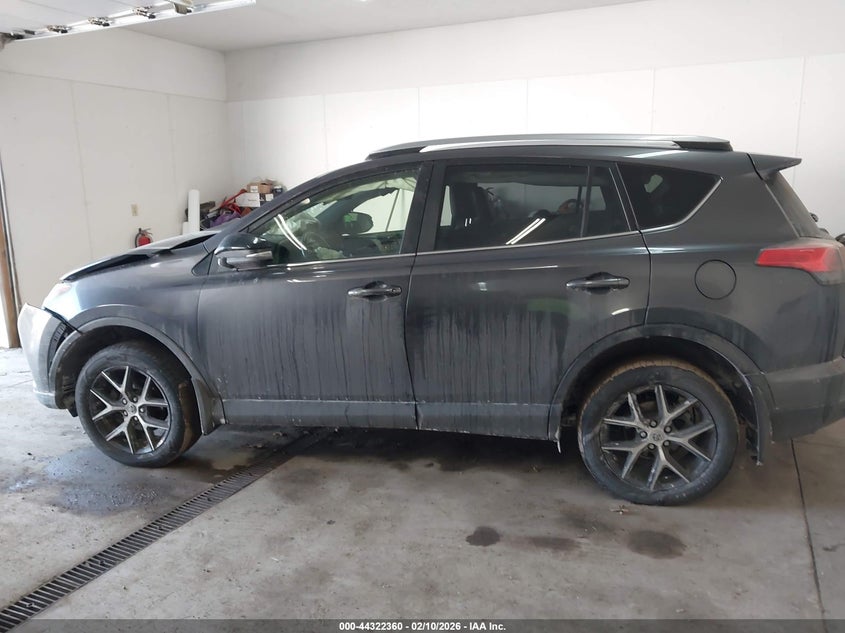 VIN JTMJFREV6JJ226681 2018 TOYOTA RAV4 SE